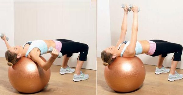 Exercices avec des haltères sur la poitrine pour les filles dans la salle de gym, à la maison