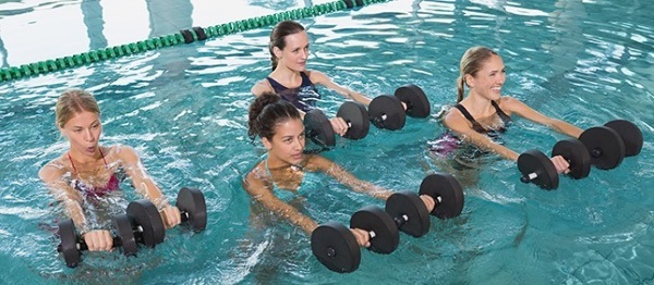 Aquagym.Avantages pour perdre du poids, exercices, résultats, critiques, contre-indications