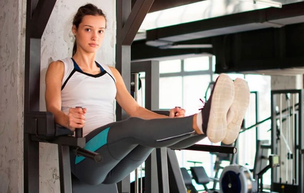 Comment pomper une belle presse pour une fille. Exercice, programme de pompage, séchage du corps