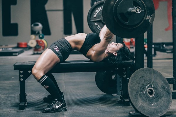 Équipement de fitness dans la salle de gym. But, noms, comment utiliser les filles