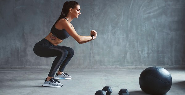 Exercices pour le muscle grand fessier pour une femme au gymnase, à la maison. Technique, photo