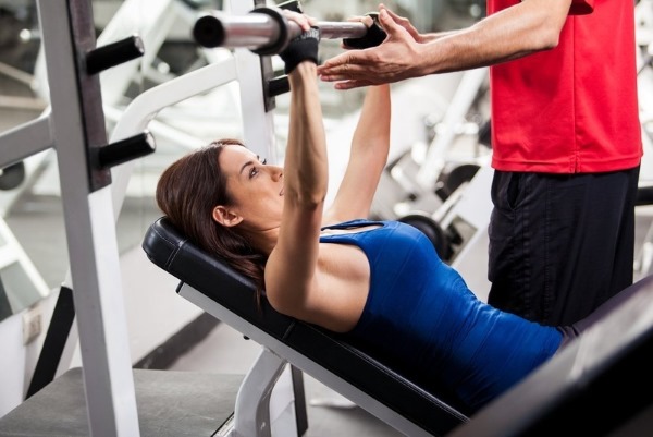 Exercices sur la poitrine dans la salle de gym pour les filles avec et sans haltères, sur la barre horizontale