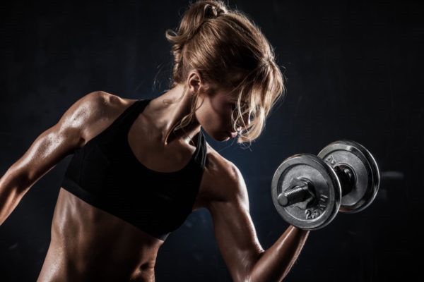 Exercices sur la poitrine dans la salle de gym pour les filles avec et sans haltères, sur la barre horizontale