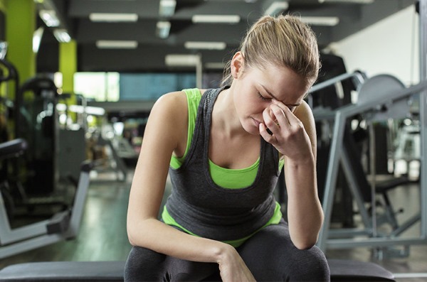 Exercices sur la poitrine dans la salle de gym pour les filles avec et sans haltères, sur la barre horizontale