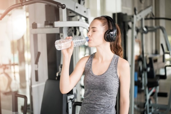 Exercices sur la poitrine dans la salle de gym pour les filles avec et sans haltères, sur la barre horizontale