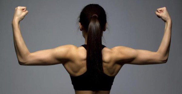 Exercices pour le muscle trapèze du dos avec des haltères pour les femmes