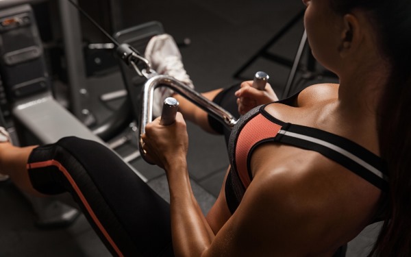 Exercices pour le muscle trapèze du dos avec des haltères pour les femmes