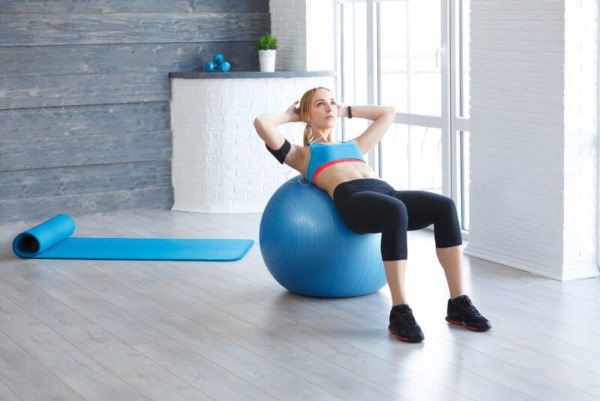 Exercices avec un ballon de fitness pour perdre du poids de l'abdomen, des côtés, des jambes. Vidéo pour les débutants