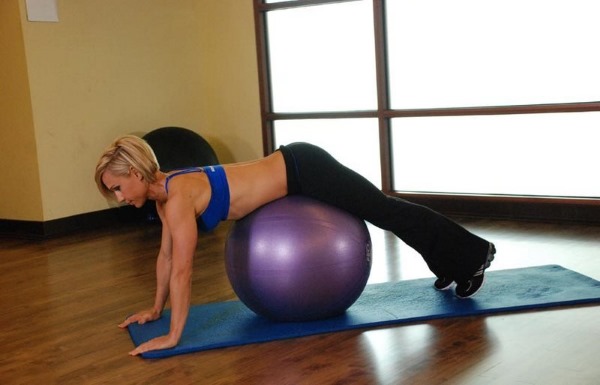 Exercices avec un ballon de fitness pour perdre du poids de l'abdomen, des côtés, des jambes. Vidéo pour les débutants