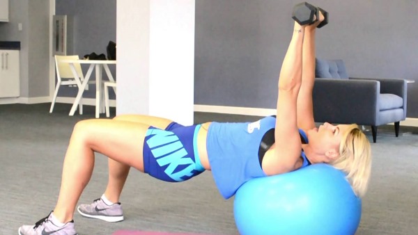 Exercices avec un ballon de fitness pour perdre du poids de l'abdomen, des côtés, des jambes. Vidéo pour les débutants