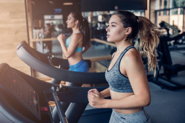 Cours avec un entraîneur dans la salle de sport pour filles. Quels sont les avantages individuels, collectifs et