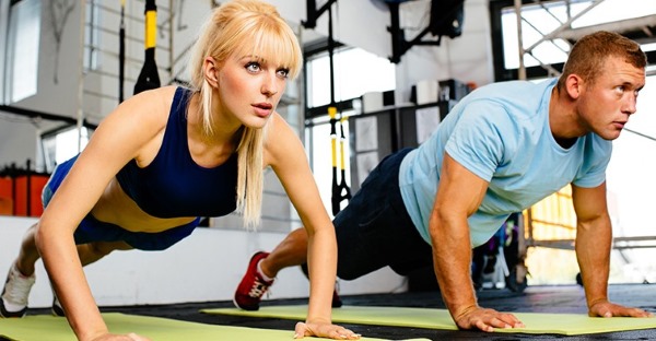 Cours avec un entraîneur dans la salle de sport pour filles. Quels sont les avantages individuels, collectifs et