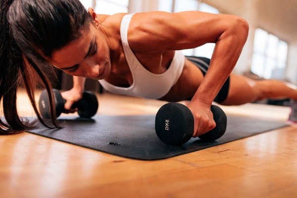 Entraînement d'endurance pour filles à la maison, au gymnase