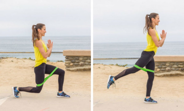 Exercices avec une bande élastique pour les jambes et les fesses à une femme assise sur une chaise, debout, couchée et autres