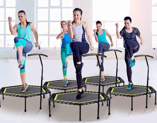 Fitness sur trampolines. Avis, contre-indications, avantages et inconvénients, photos