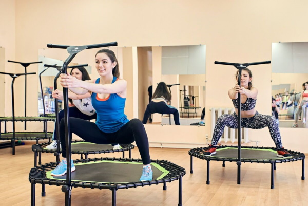 Fitness sur trampolines. Avis, contre-indications, avantages et inconvénients, photos