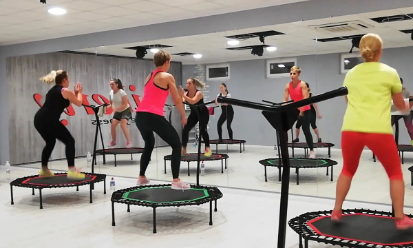 Fitness sur trampolines. Avis, contre-indications, avantages et inconvénients, photos