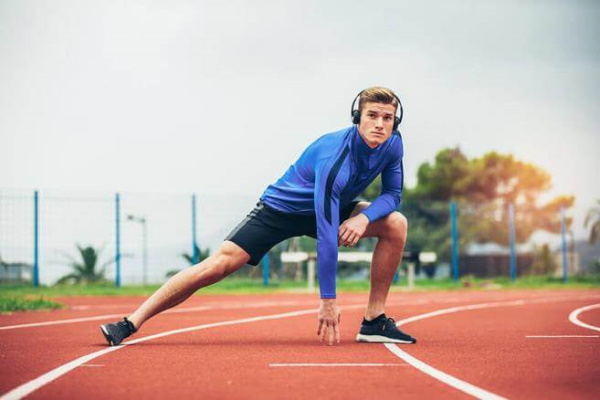 Echauffez-vous avant de courir pour les débutants. Faites de l'exercice sur de longues et courtes distances le matin, le soir