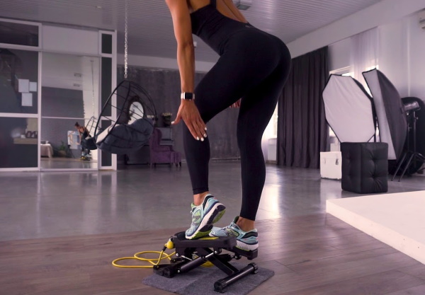 Machines d'exercice pour les filles dans la salle de gym. Noms, comment utiliser