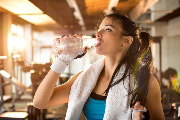 Exercice pour les muscles pectoraux pour les filles: pull, avec haltères et autres. Le programme au gym, à la maison