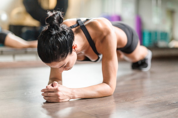 Exercice d'endurance et de force pour les jambes, les bras, la respiration