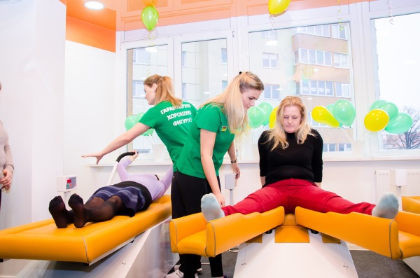 Machines d'exercice pour les fesses dans la salle de gym pour filles. Noms, comment faire, tutoriels vidéo