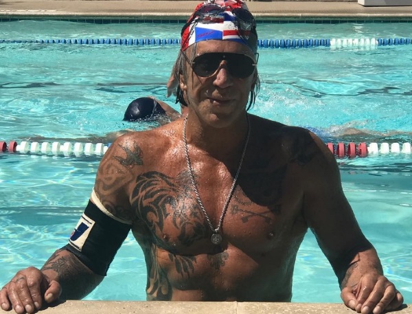 Mickey Rourke. Avant et après la chirurgie plastique, la chirurgie, la photo de la jeunesse, maintenant, la biographie, la vie personnelle