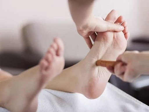 Points d'acupuncture sur le pied humain. Disposition de la jambe gauche, droite