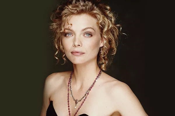 Michelle Pfeiffer. Photos dans sa jeunesse, maintenant, avant et après la chirurgie plastique, figure, biographie, vie personnelle