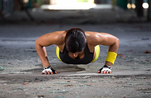 Simulateur de marteau pour les muscles pectoraux, le dos, les épaules, les jambes. Quels muscles travaillent, font de l'exercice