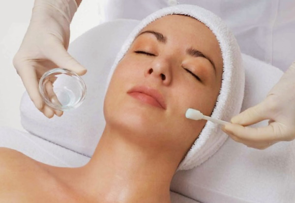 Soins du visage au salon avec une esthéticienne, à domicile avant le mariage, après peeling, mer, nettoyage