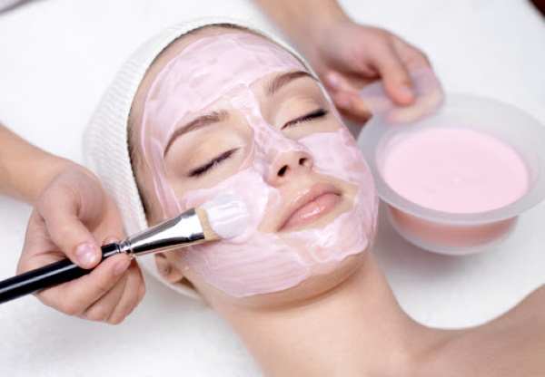 Soins du visage au salon avec une esthéticienne, à domicile avant le mariage, après peeling, mer, nettoyage