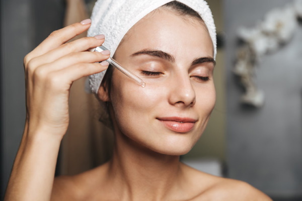 Soins du visage au salon avec une esthéticienne, à domicile avant le mariage, après peeling, mer, nettoyage