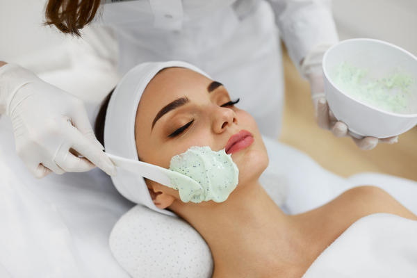 Soins du visage au salon avec une esthéticienne, à domicile avant le mariage, après peeling, mer, nettoyage