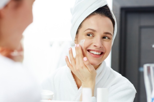 Soins du visage au salon avec une esthéticienne, à domicile avant le mariage, après peeling, mer, nettoyage