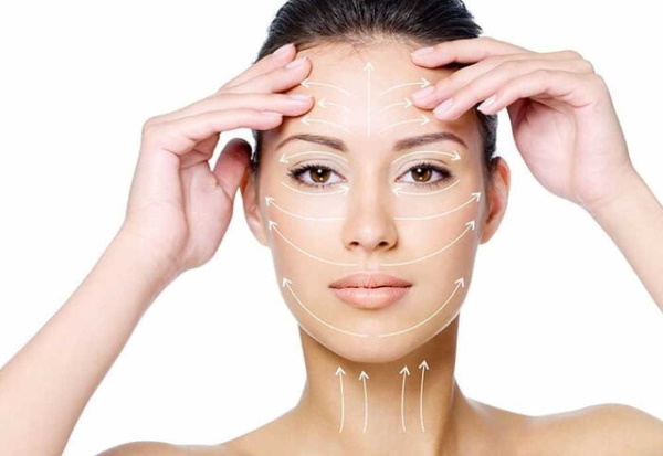 Soins du visage au salon avec une esthéticienne, à domicile avant le mariage, après peeling, mer, nettoyage