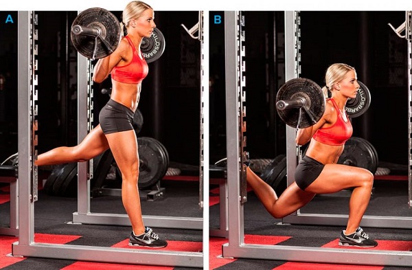 Lunges in Smith pour les filles. Technique d'exécution depuis la plate-forme, recul, marche, banc