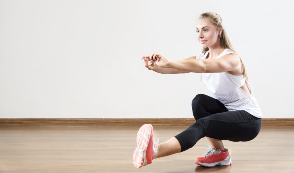 La fille a des jambes fines. Photo, que faire, porter, comment réparer