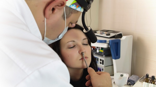 Comment enlever les poils du nez. Tondeuse à la machine, cire, comment couper, comment traiter