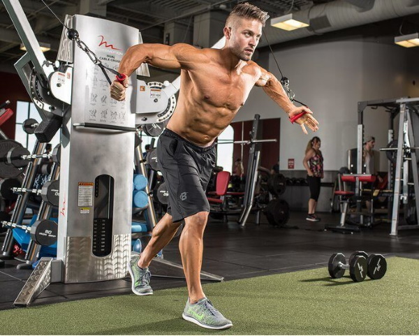 Extension du triceps croisé. Technique avec une corde, une poignée droite, une queue de cochon, deux mains