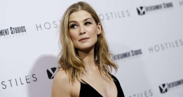 Rosamund Pike. Photos chaudes en maillot de bain, Maxim, figure, plastique, biographie, vie personnelle