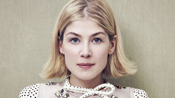 Rosamund Pike. Photos chaudes en maillot de bain, Maxim, figure, plastique, biographie, vie personnelle