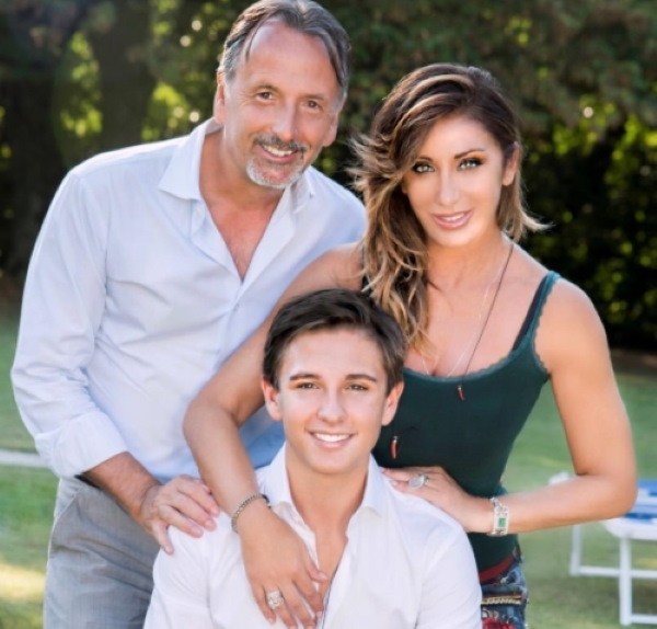 Sabrina Salerno. Photos chaudes dans sa jeunesse, maintenant, avant et après la chirurgie plastique, biographie