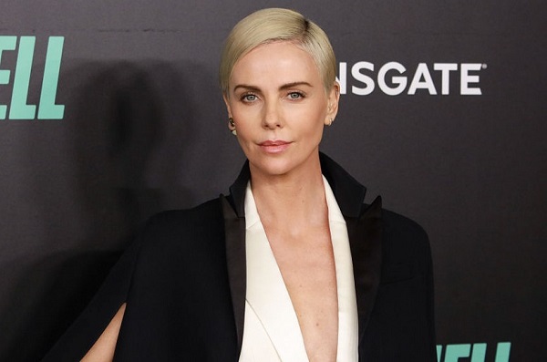 Charlize Theron. Photos dans sa jeunesse, sans maquillage, en maillot de bain, avant et après chirurgie plastique, biographie, vie personnelle