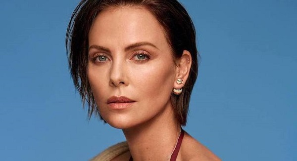 Charlize Theron. Photos dans sa jeunesse, sans maquillage, en maillot de bain, avant et après chirurgie plastique, biographie, vie personnelle