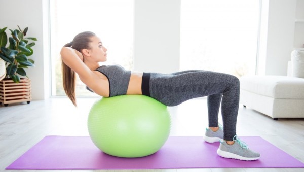 Exercices pour les muscles obliques de l'abdomen pour les femmes à la maison, au gymnase