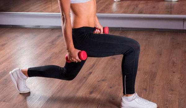 Fentes sur chaque jambe. En l'état, technique avec haltères, saut, poids pour les filles. Une photo