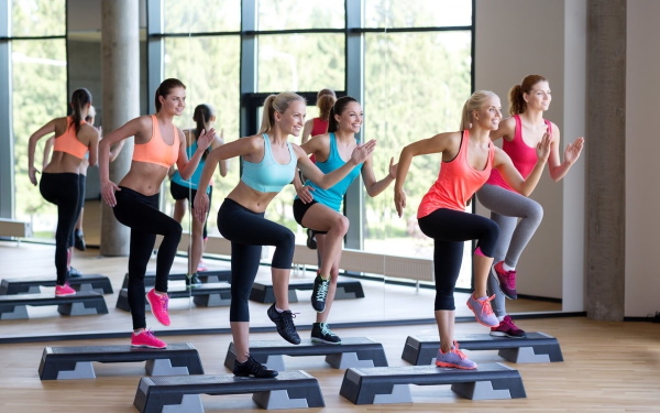 Entraînements intensifs pour brûler les graisses à la maison, dans le gymnase pour les femmes