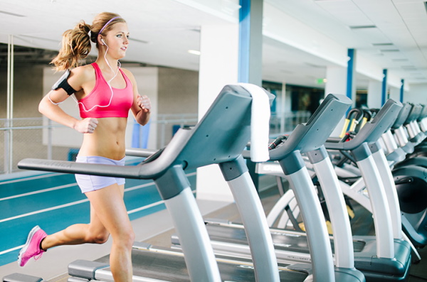 Entraînements intensifs pour brûler les graisses à la maison, dans le gymnase pour les femmes