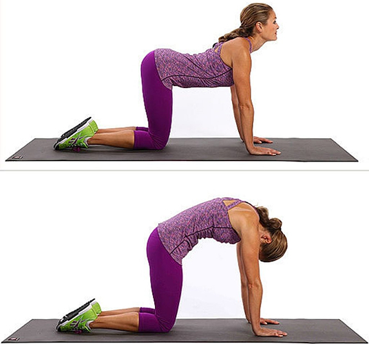 Exercices de force sur le dos à la maison, dans une chaise berçante pour femme